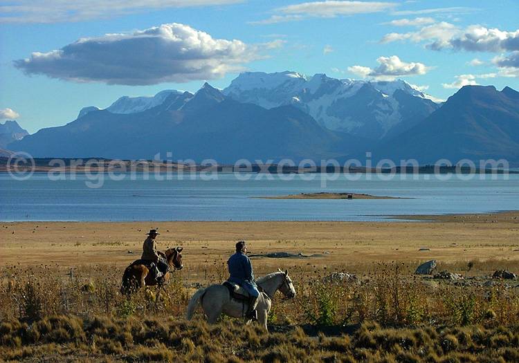 A cheval au bord du Lago Argentino A cheval au bord du Lago Argentino