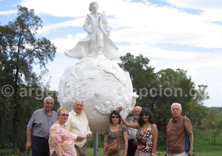 Le groupe CLEO et la statue du Petit Prince, Concordia en 2009 Le groupe CLEO et la statue du Petit Prince, Concordia en 2009