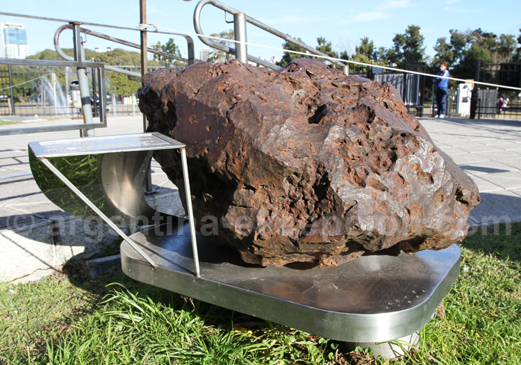 Une météorite du Campo del Cielo Une météorite du Campo del Cielo
