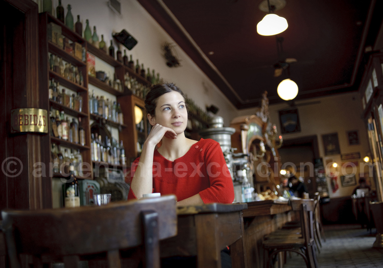 Trouver un emploi ou un stage en Argentine Woman in a typical bar of Buenos Aires. PHOTO: EZEQUIEL SCAGNETTI Trouver un emploi ou un stage en Argentine Woman in a typical bar of Buenos Aires. PHOTO: EZEQUIEL SCAGNETTI