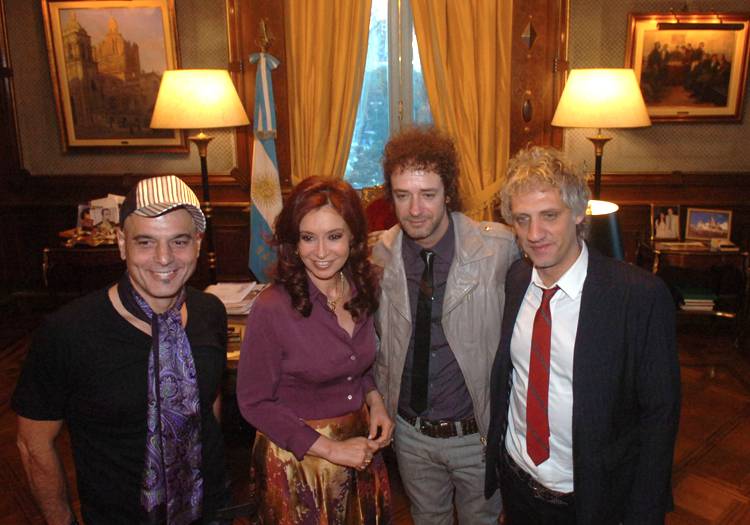 Cristina Fernandez et le groupe Soda Stereo, Crédit Wikimédia Cristina Fernandez et le groupe Soda Stereo, Crédit Wikimédia