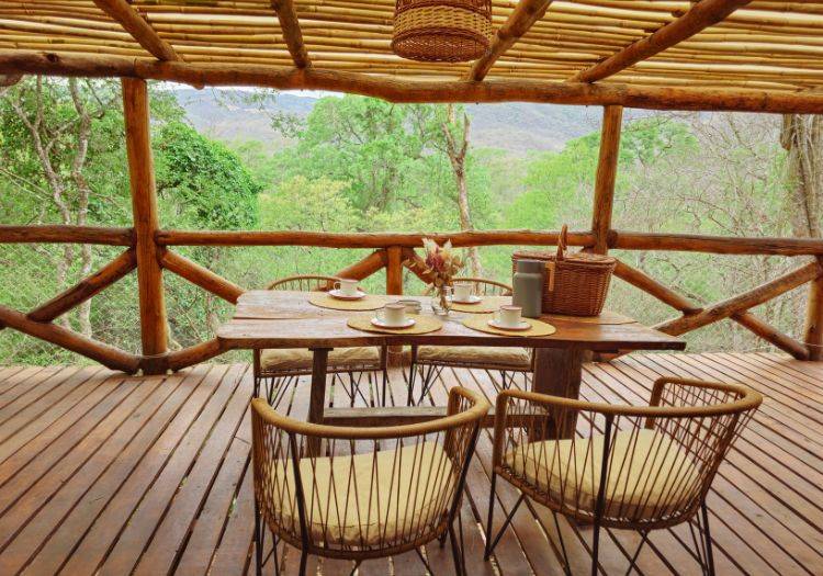 Terrasse de l'Hotel Finca la Fe vue sur la forêt au Noreste de l'Argentine