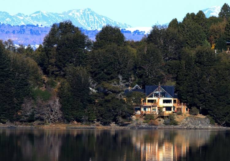 Vue de l'hôtel La Escondida sur le lac Aluminé en Argentine