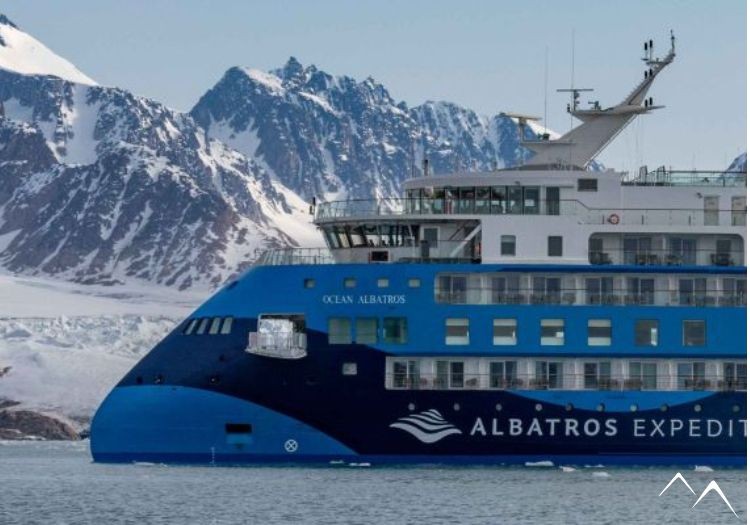 vue d'ensemble du bateau de croisière Ocean Albatros en Antarctique