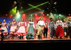 32-3 Photos des pavillons à la fête du Migrant, Obera