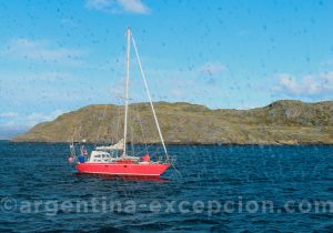Bateau qui navigue le canal