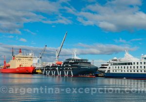 Bateaux de croisière Antarctique au port d'Ushuaia