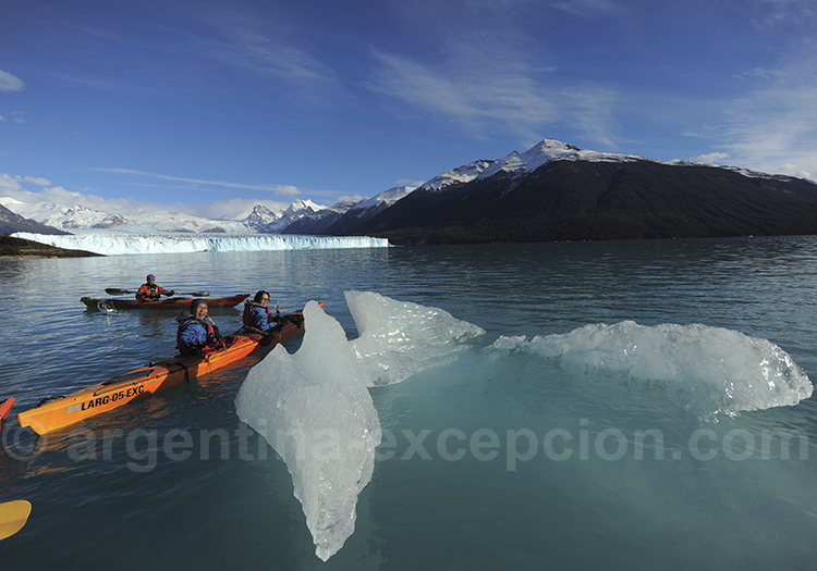 Kayak entre les glaces du Perito Moreno Kayak entre les glaces du Perito Moreno