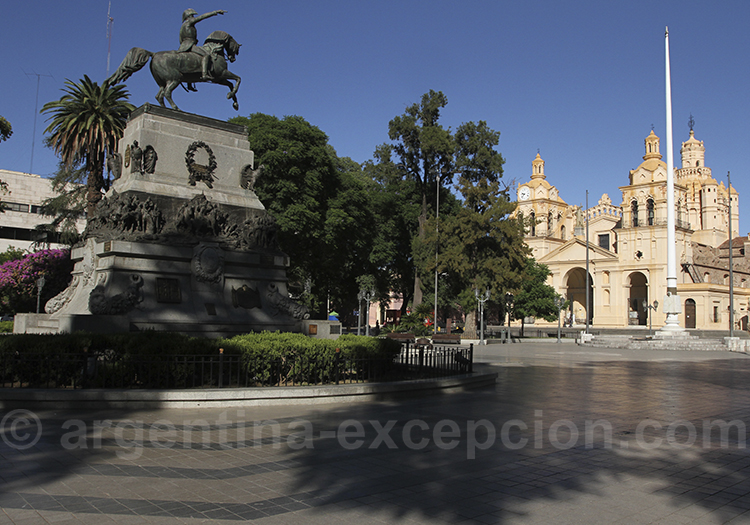 Visite de la ville de Cordoba, place San Martin Visite de la ville de Cordoba, place San Martin