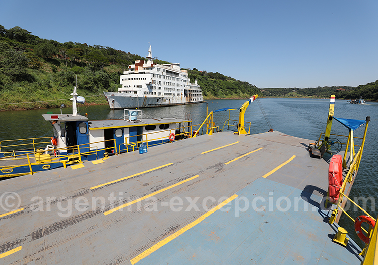 Traversée en barge du fleuve Paraná entre l’Argentine et le Paraguay Traversée en barge du fleuve Paraná entre l’Argentine et le Paraguay