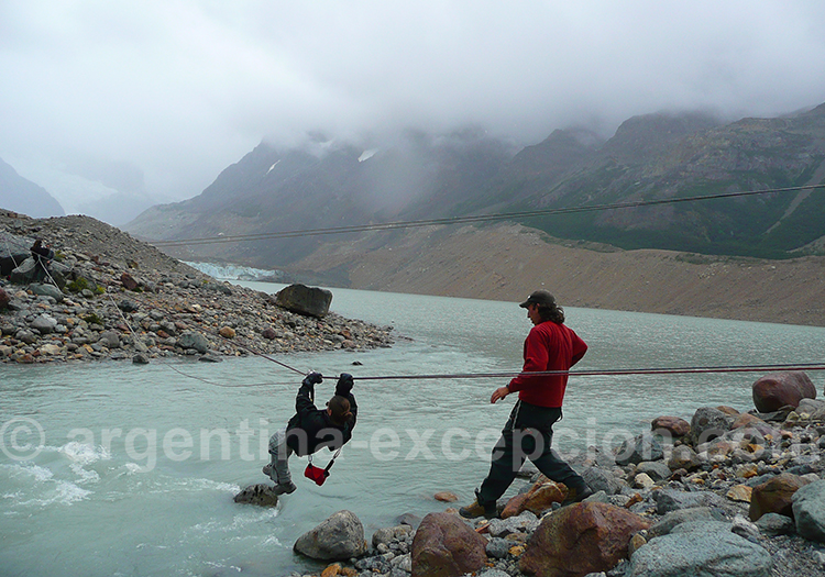 Tyrolienne pour accéder au glacier Torre Tyrolienne pour accéder au glacier Torre